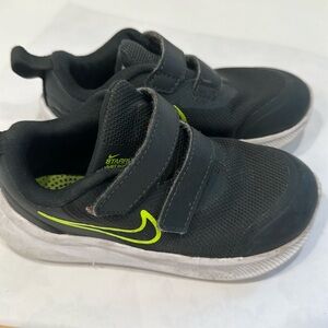 NIKE Boys Black & Green Athletic Running Shoe